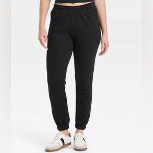 Size Medium Universal Thread Women's Leisure Studio Mid-Rise Essential Joggers